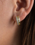 Arracada huggie oval gemela con zirconia oro
