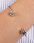 Pulsera rígida abierta con cubos plata
