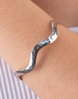 PULSERA TIPO ARO CON ONDAS LABRADA