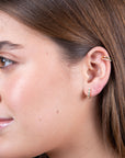 Arracada chica con zirconias color blanco y esmeralda