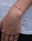Pulsera de hilo rojo con zirconias