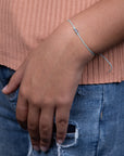 Pulsera de hilo azul con cruz lisa