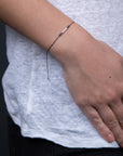Pulsera de hilo negro con zirconias