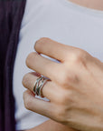 Anillo ondas con zirconias