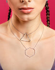 Dije hexágono irregular con zirconia plata .925
