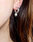 Aretes curvos con perlas colgantes plata .925
