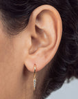 ARRACADA LISA CON DIJE FLECHA Y ZIRCONIAS