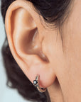 ARRACADA LISA CON ZIRCONIA NEGRA