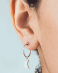 ARETE CURVO CON DIJE LUNA MADRE PERLA COLGANTE