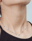Gargantilla con dije triangulo liso detalles esmalte azul